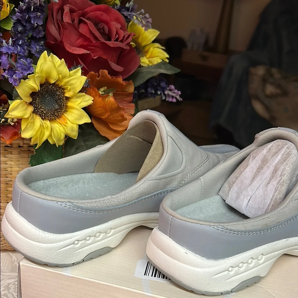 Easy Spirit Women's Traveltime Mules in Light gray.white sole - Picture 7 of 7